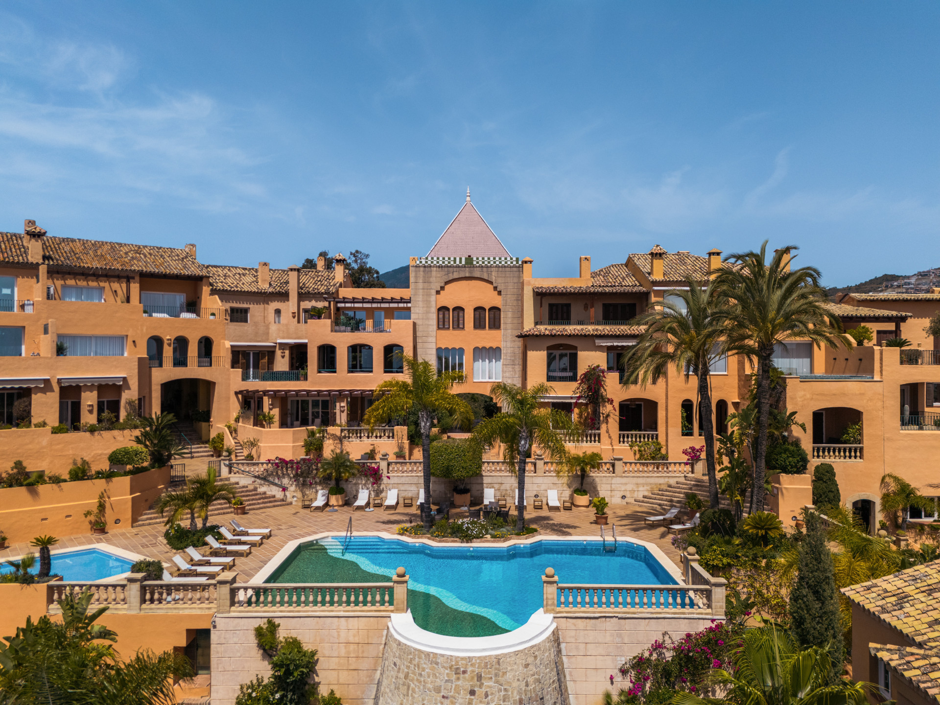 Les Belvederes residential buildings and communal swimming pool in Nueva Andalucia