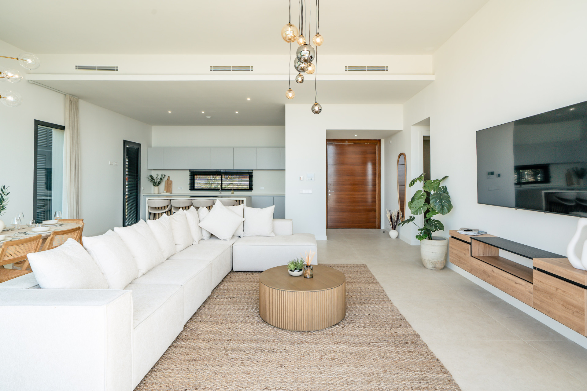 Furnished open-plan living room, dining area and kitchen at Villa Romero